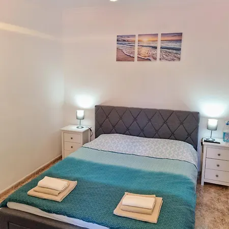 Newly Decorated Close To Homestay *